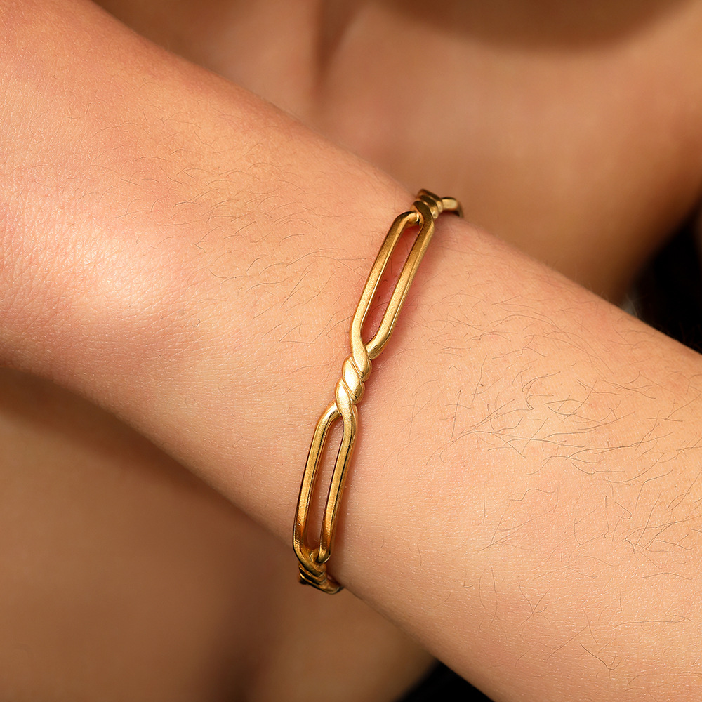 New European and American cross-border twist buckle bracelet, electroplated gold opening, personalized style, light luxury for ladies, factory direct sales full figure