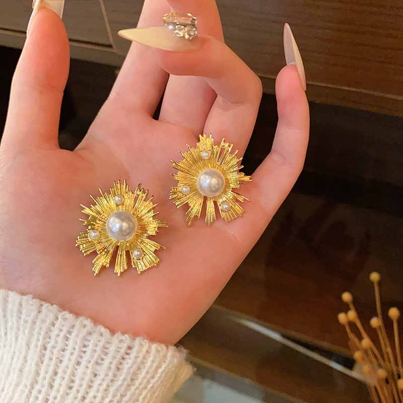 European and American retro Hong Kong-style exaggerated earrings for women, pearl inlaid, irregular round flower design, stud earrings Specification drawing