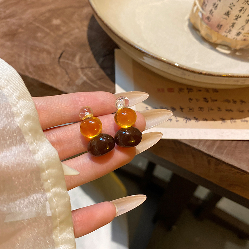 Korean-style transparent candy stud earrings, a unique design for women, retro resin earrings, a light luxury and high-end feel, a best-selling and elegant ear accessory full figure