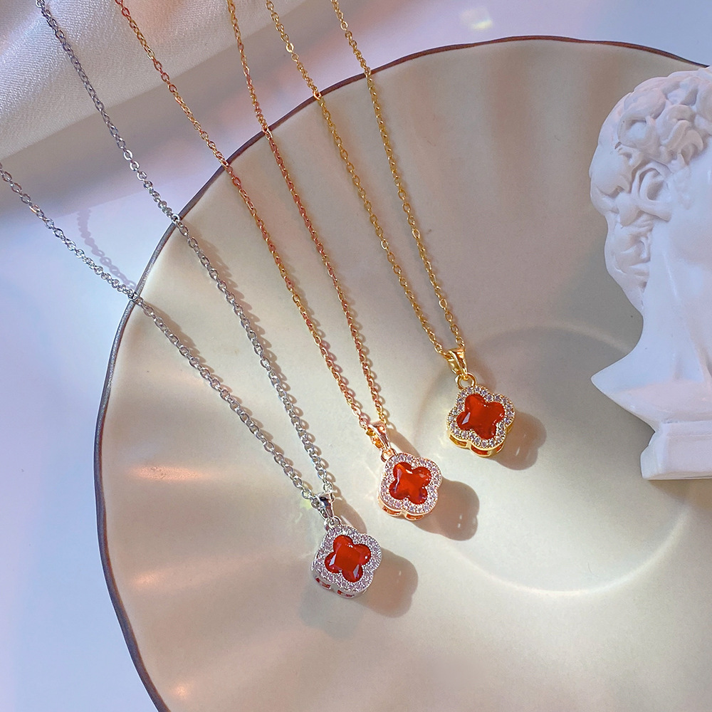 Korean InS-style, individualistic, full-diamond four-leaf clover girl, niche, light luxury, exquisite zircon collarbone chain, versatile and high-end accessory full figure