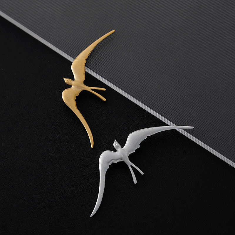 Wholesale of new European and American retro metal animal brooches with a light luxury and high-end feel, versatile clothing and swallow pins as accessories full figure