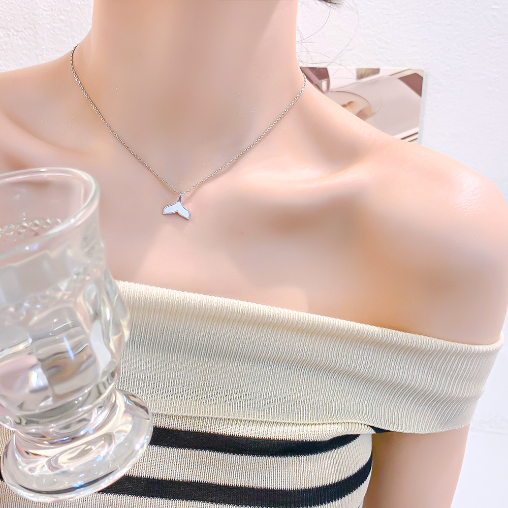 A unique and simple fishtail necklace with a niche design for women, versatile collarbone chain, and a trendy and elegant pearl light luxury accessory details Picture