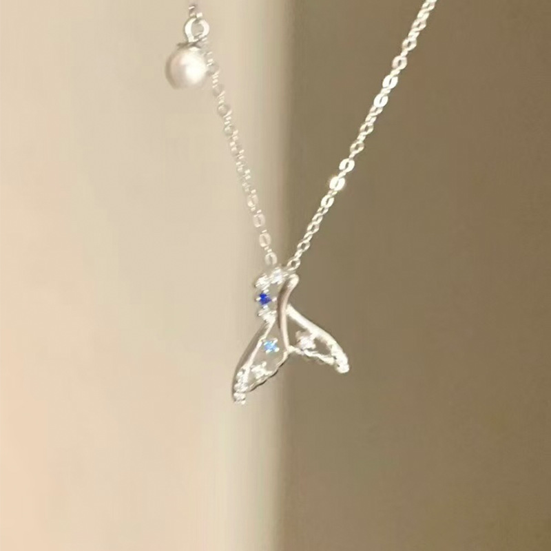 A light luxury, niche, retro pearl necklace for women, a new 2024 bestseller with a high-end design sense, a versatile collarbone chain for Internet celebrities Application Scenario