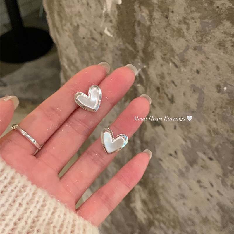 Korean cold style, niche design, three-dimensional heart-shaped stud earrings, women's high-end, light luxury earrings and earrings, unique charm Specification drawing