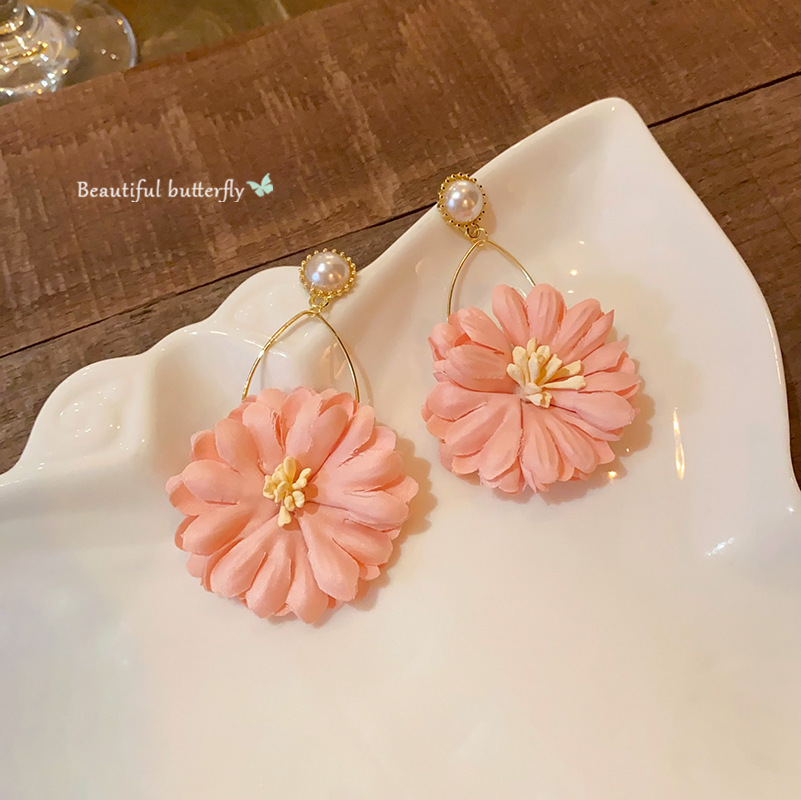 Exaggerated and elegant pink flower earrings for women, new style in 2025, sweet and elegant petal earrings, pearl stud earrings Application Scenario