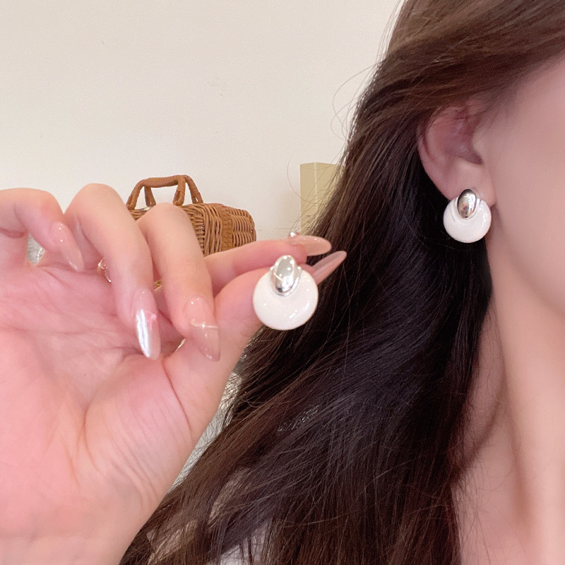 Simple glazed geometric stud earrings, a unique and niche design for women in 2025, exude a sense of high-end fashion details Picture