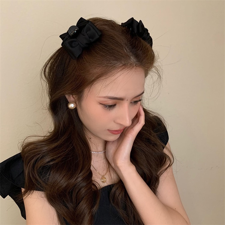 Black double-sided bow clip, small side clip, princess forehead bangs hair clip, new women's small clip hair accessory Application Scenario