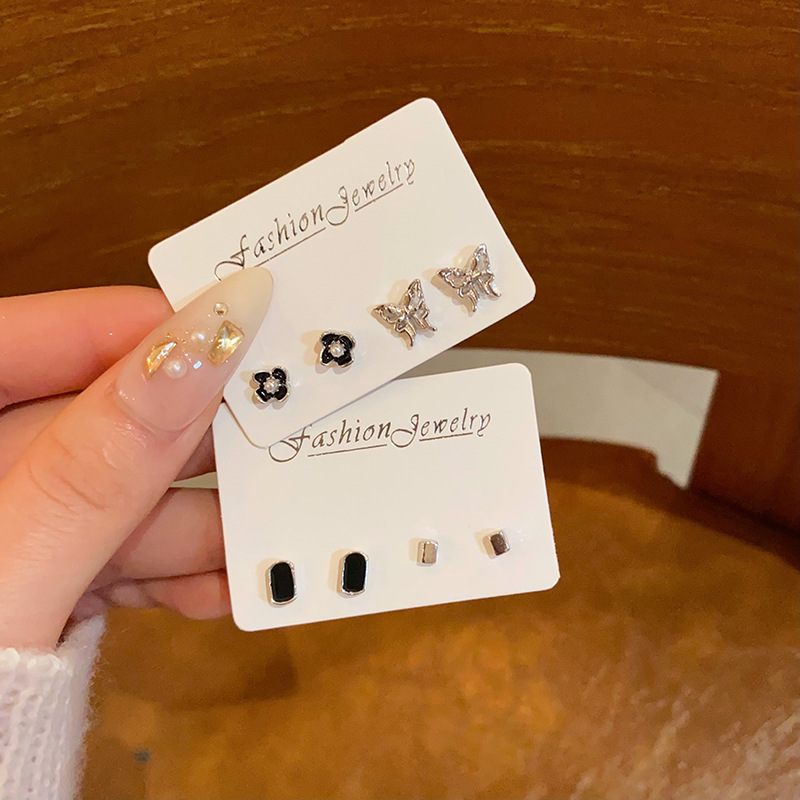 Diamond-encrusted, hollowed-out butterfly set stud earrings, mini, exquisite square black earrings for women, with a unique, high-end and elegant style full figure