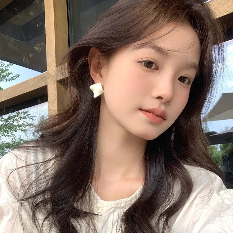 The same style of earrings as the Internet celebrity, large irregular geometric oil-dripping earrings from Europe and America, a new bestseller in 2025, fashionable stud earrings and earrings Application Scenario