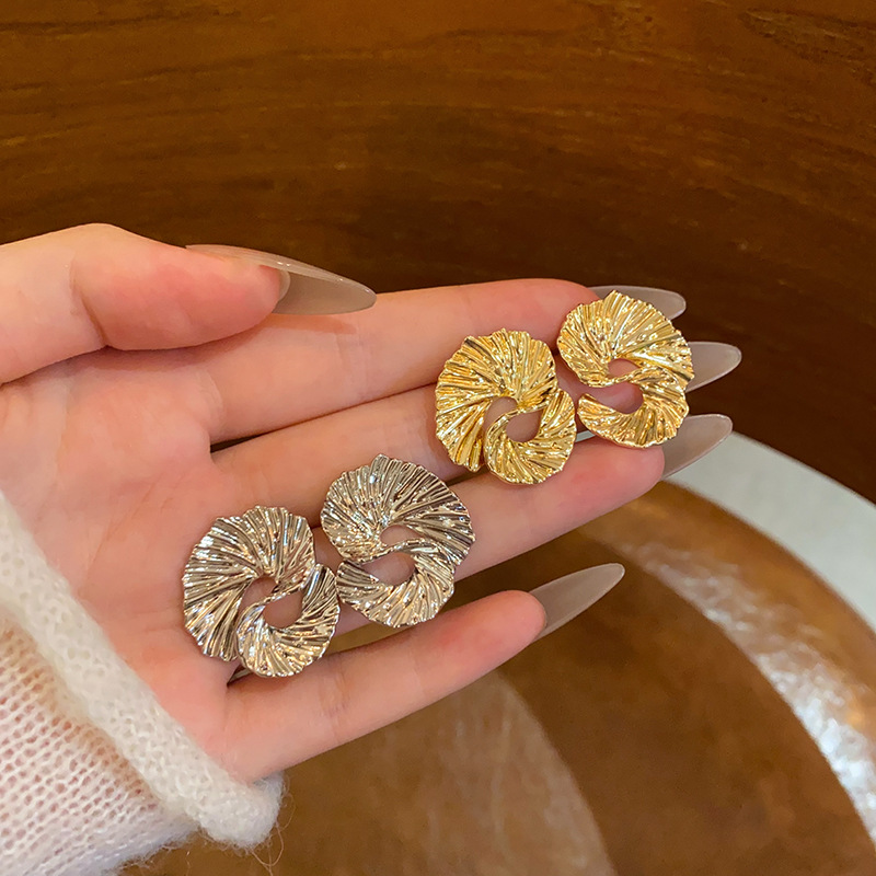 Exaggerated and irregular earrings from Europe and America, unique design sense, simple texture ear studs, cross-border bestsellers full figure