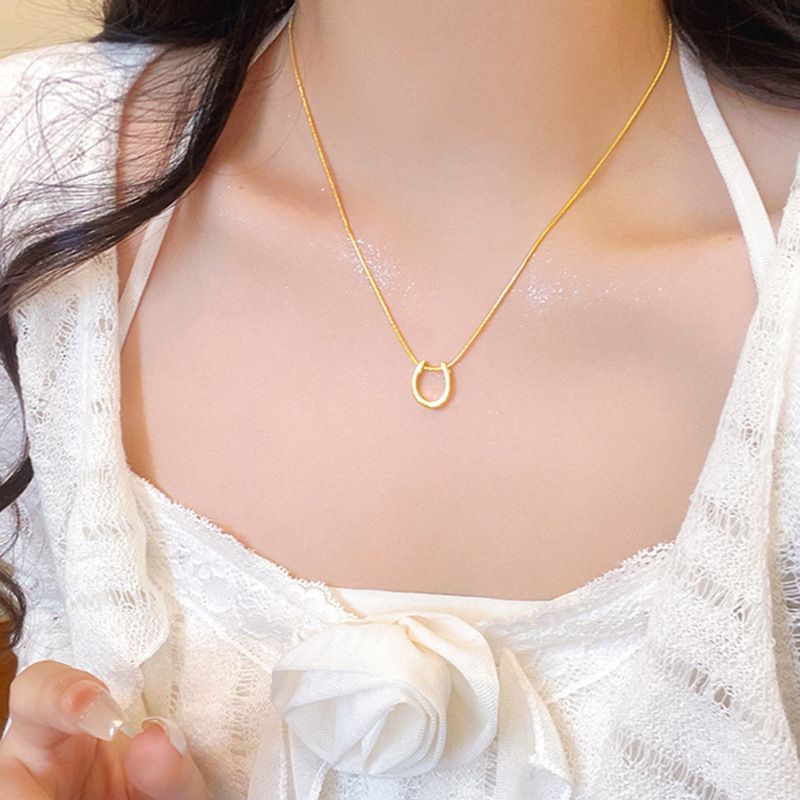 European and American style fashionable and elegant titanium steel necklace for women, light luxury, niche and high-end feel, collarbone chain, personalized U-shaped pendant accessory Application Scenario
