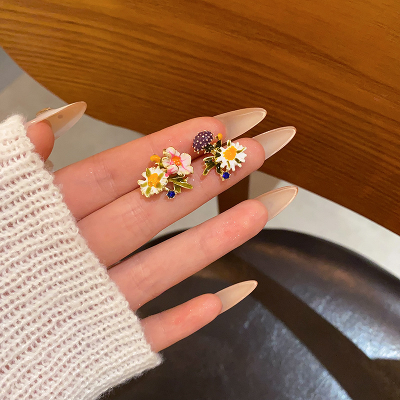 Enamel flower stud earrings for girls in spring, a sweet girl with a forest-like temperament and a high-end feel. These earrings are cute and asymmetrical full figure