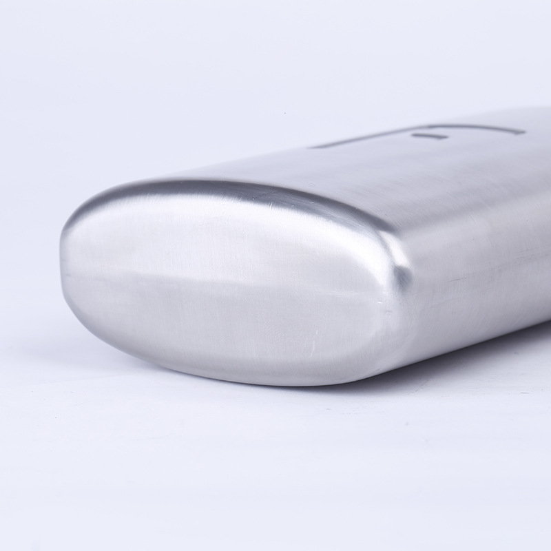 Wholesale of new foreign stainless steel flat wine jugs, creative portable outdoor wine bottles and water bottles from the manufacturer Application Scenario
