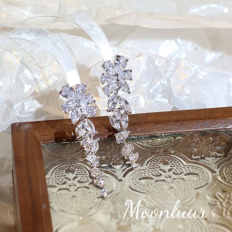 Super Flash Zircon tassel stud earrings for women, a new style of minimalist and light luxury earrings in 2025 details Picture