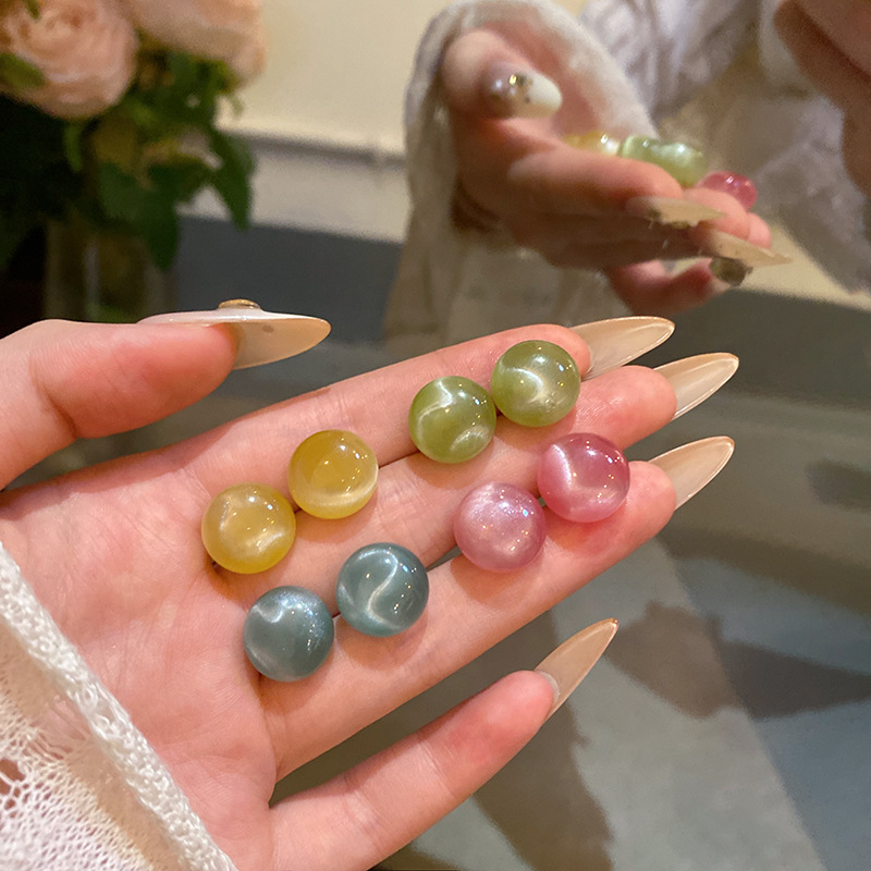 Dopamine-colored round stud earrings for women in an ins style, sweet and cute, versatile earrings, elegant, simple and fashionable earrings Application Scenario