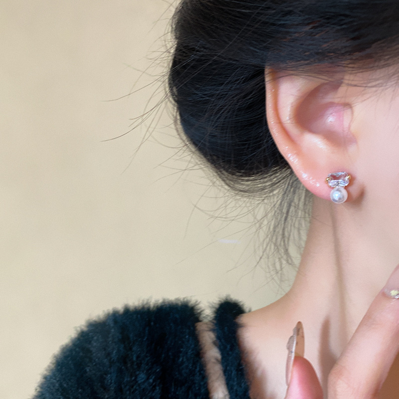 Light luxury and high-end style, small zircon stud earrings, women's 2025 new bestseller, elegant pearl earrings and accessories wholesale Application Scenario