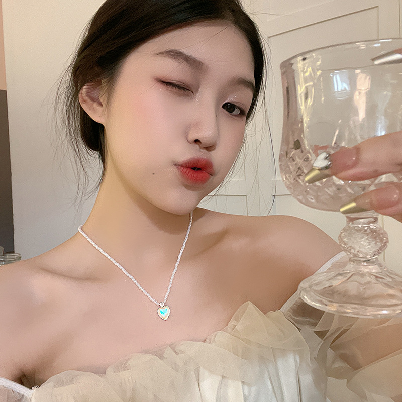 Summer super ethereal, gradient heart-shaped pendant necklace, women's ins style, high-end design sense collarbone chain accessory wholesale details Picture
