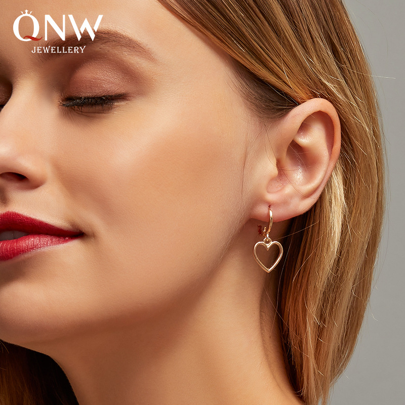 European and American style best-selling earrings: Simple hollowed-out heart-shaped earrings, fresh and versatile metal heart-shaped ear buckles. One-piece shipping full figure