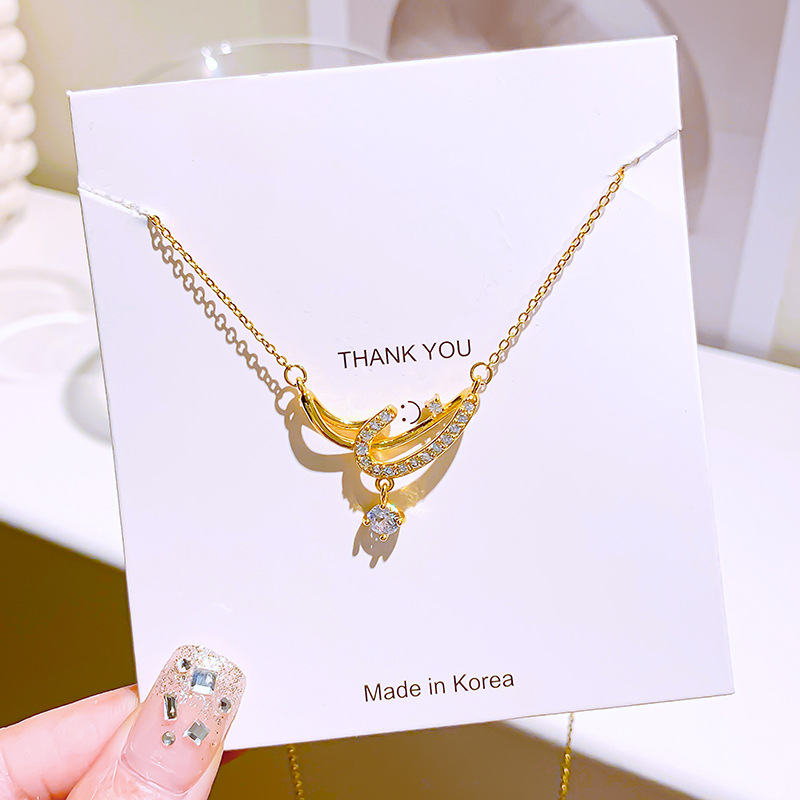 European and American fashion smile geometric tassel necklace, women's niche design sense, versatile collarbone chain, trendy online accessory wholesale Application Scenario