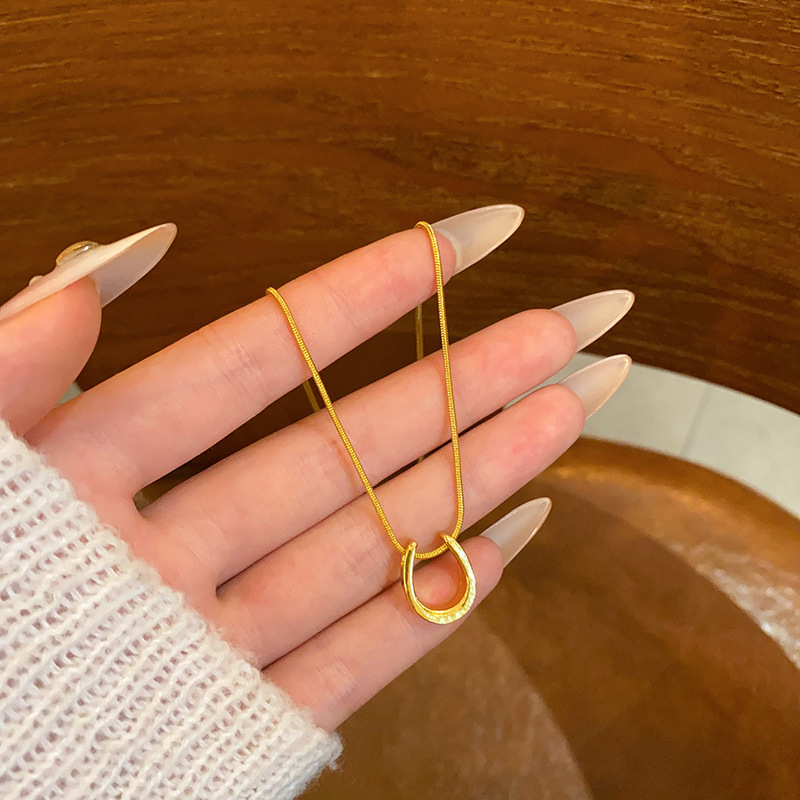 European and American style fashionable and elegant titanium steel necklace for women, light luxury, niche and high-end feel, collarbone chain, personalized U-shaped pendant accessory full figure
