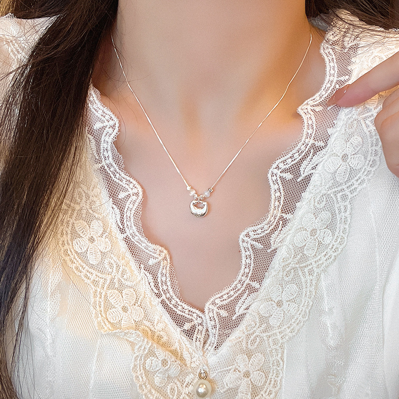 Auspicious cat's eye stone inlay pendant necklace, a light luxury, niche and high-end women's necklace, autumn and winter sweater chain accessory Application Scenario