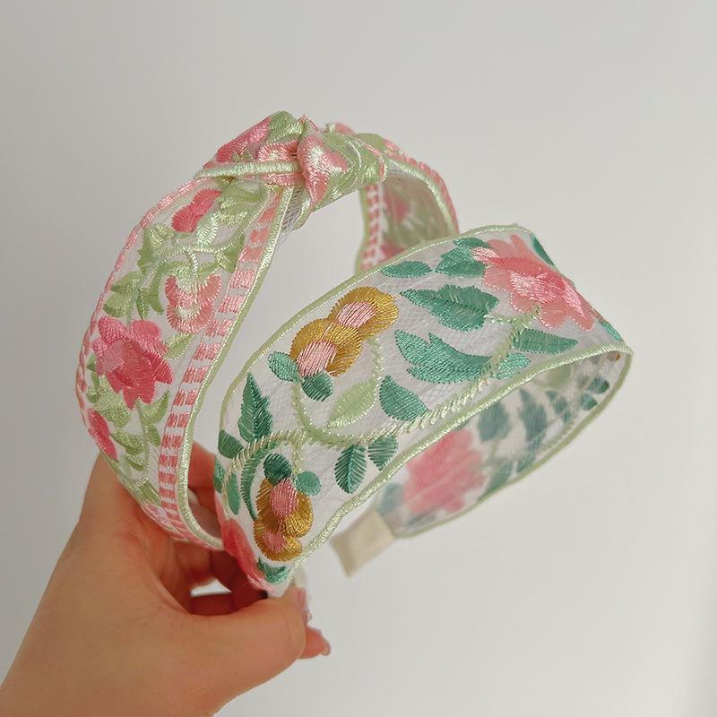 New Chinese-style embroidered flower headband for women, exquisite ethnic style floral cotton and linen fabric wide-edge headband hair accessory details Picture