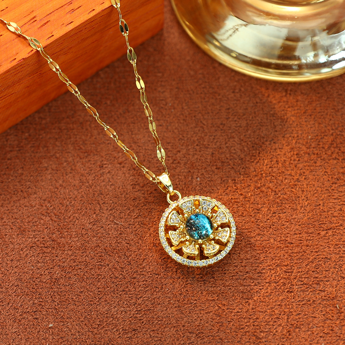 Spring and summer rotating fashionable and light luxury titanium heart-shaped flower steel necklace, simple and versatile, full diamond zircon pendant collarbone chain Application Scenario