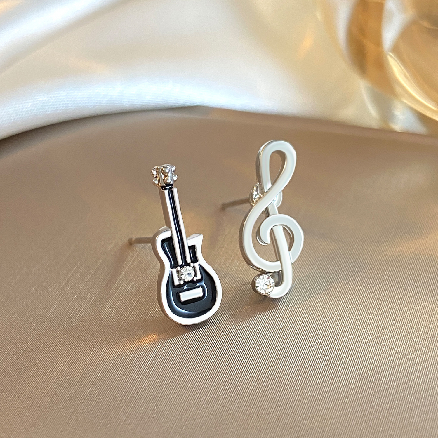 European and American InS-style guitar note stud earrings, with a unique and elegant design sense, asymmetrical violin earrings and cute earrings full figure