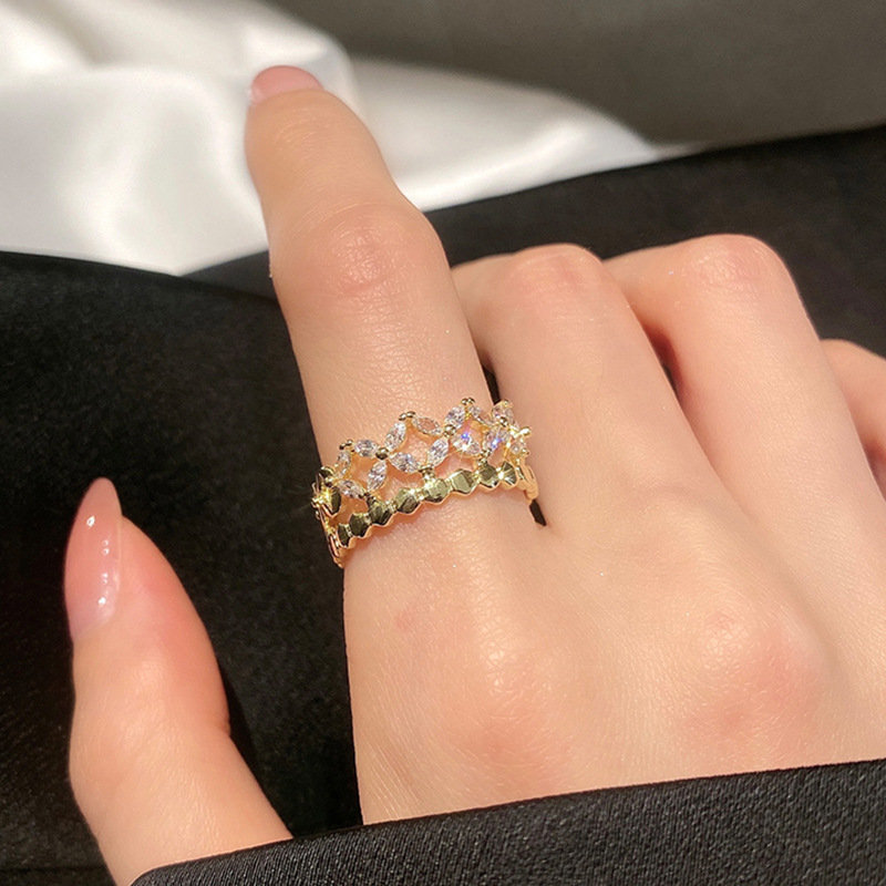 Zircon diamond-encrusted heart-shaped open ring, with a touch of light luxury and high-end elegance, is a niche design and fashionable jewelry Application Scenario