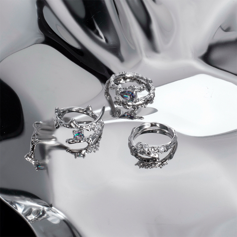 The cold style ring is a trendy and niche design for women on Instagram. It features gemstones with a high-end feel and a unique index finger ring. It is cool, fashionable, versatile and light luxury details Picture