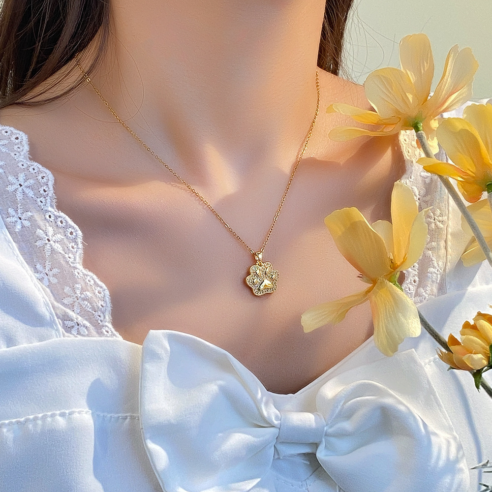 Japanese and Korean light luxury cute cat paw pendant titanium steel necklace for women, simple and versatile fashion collarbone chain, popular high-end accessory Application Scenario