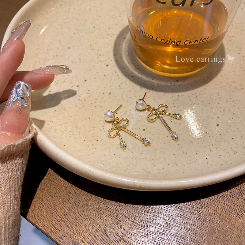Korean-style simple bow earrings for women, exuding a light luxury and high-end charm. Versatile tassel heart-shaped stud earrings are best-selling earrings Specification drawing