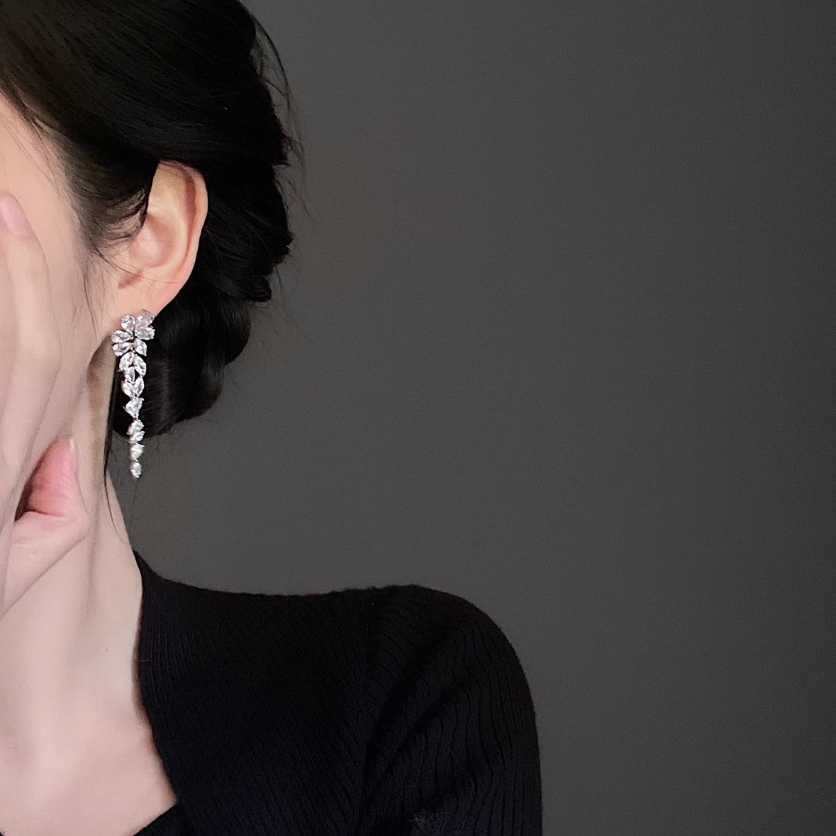Heavy Industry Zircon Super Sparkle Long tassel stud earrings, round face slimming and elegant earrings, fashionable, light luxury, versatile earrings and accessories details Picture