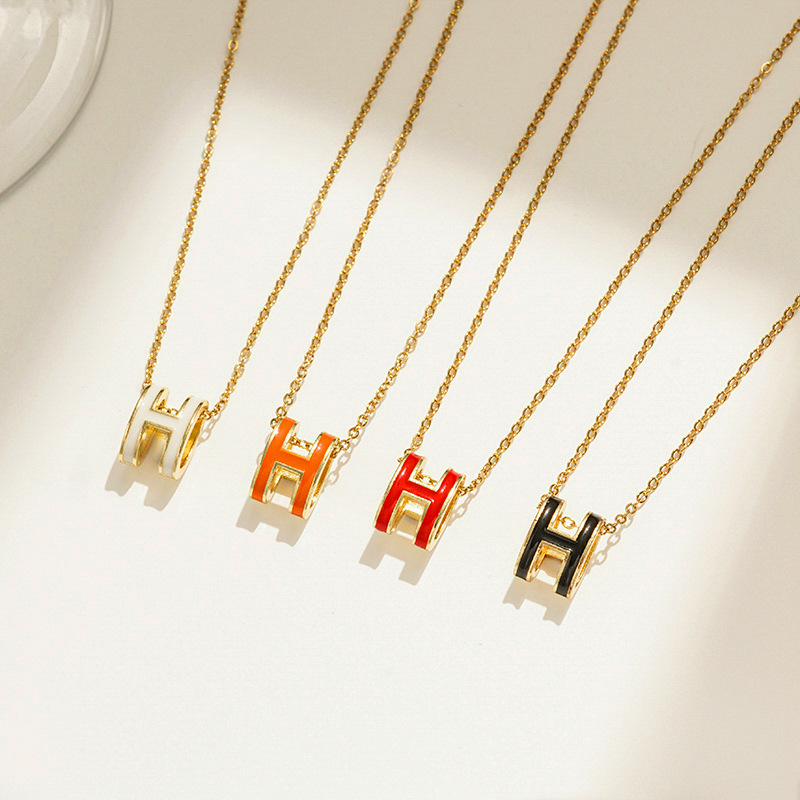 The same style of copper pendant with the letter "H" on Xiaohongshu, oil drip enamel titanium steel necklace, fashionable and elegant for women, light luxury collarbone chain full figure
