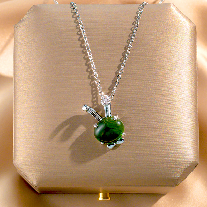 Fashionable and cute green glass little rabbit necklace, a unique and simple design for women, a popular collarbone chain accessory wholesale Application Scenario