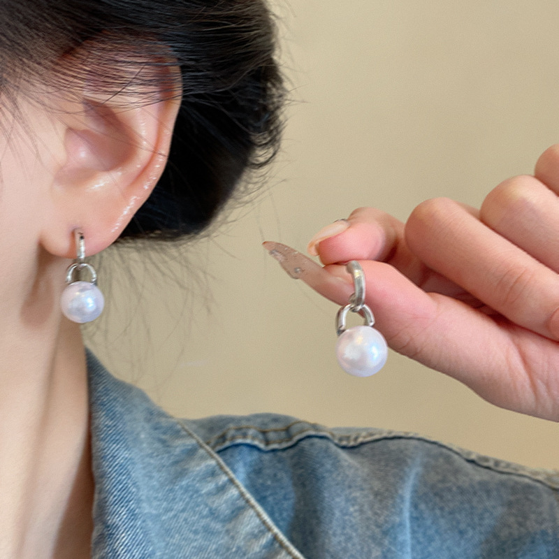 Korean bestseller simple pearl earrings, women's light luxury and high-end feel, S925 silver needle earrings, the same style as Internet celebrities, wholesale details Picture