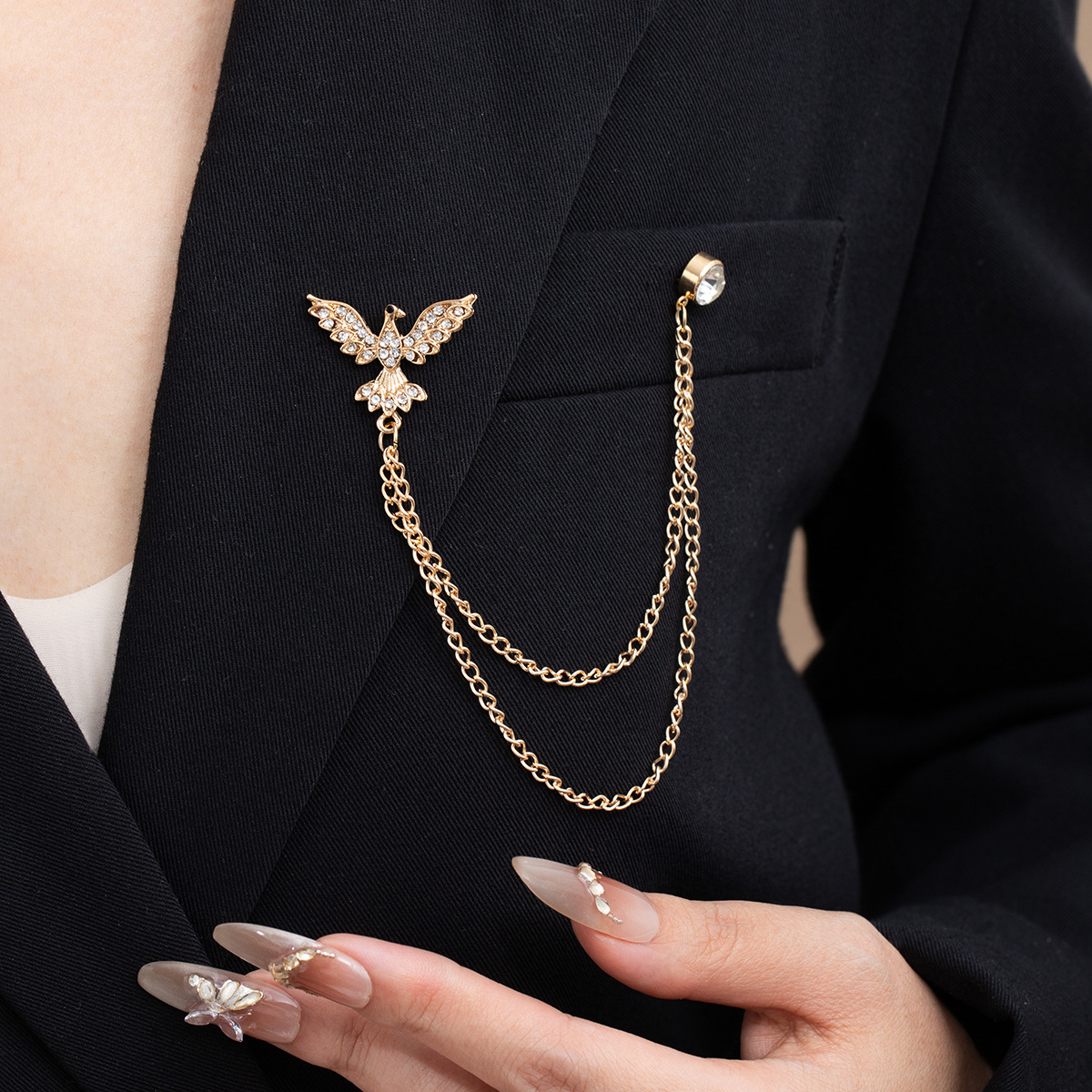 Fashionable eagle brooch with diamonds, retro wing design, animal suit, collar pin, chain pin, dress, corsage and accessory full figure