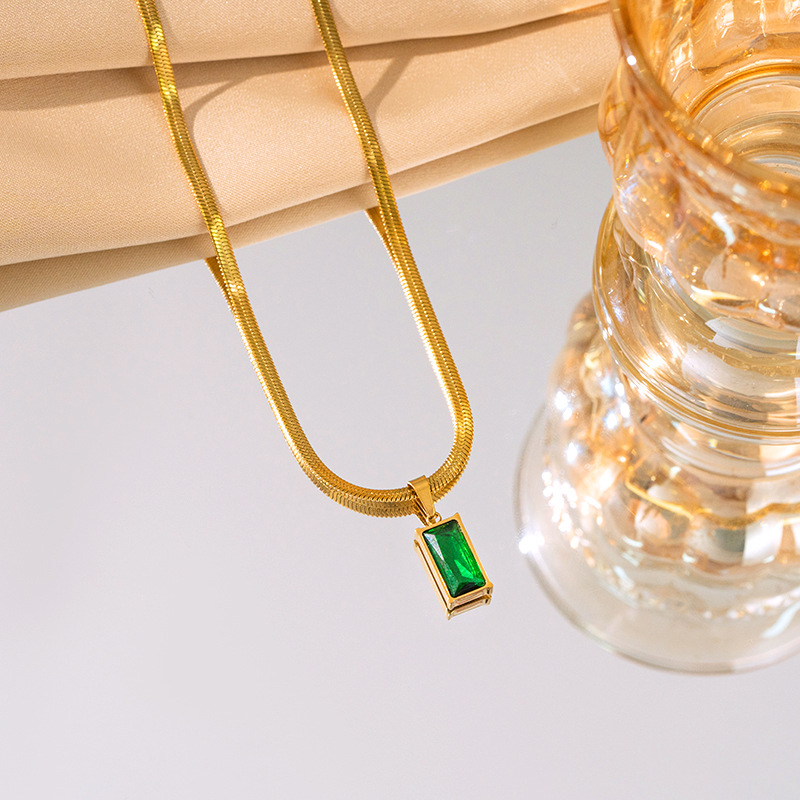 Fashionable geometric emerald, high-end titanium steel necklace, women's ear studs, niche style, design sense, blade chain, collarbone chain Specification drawing