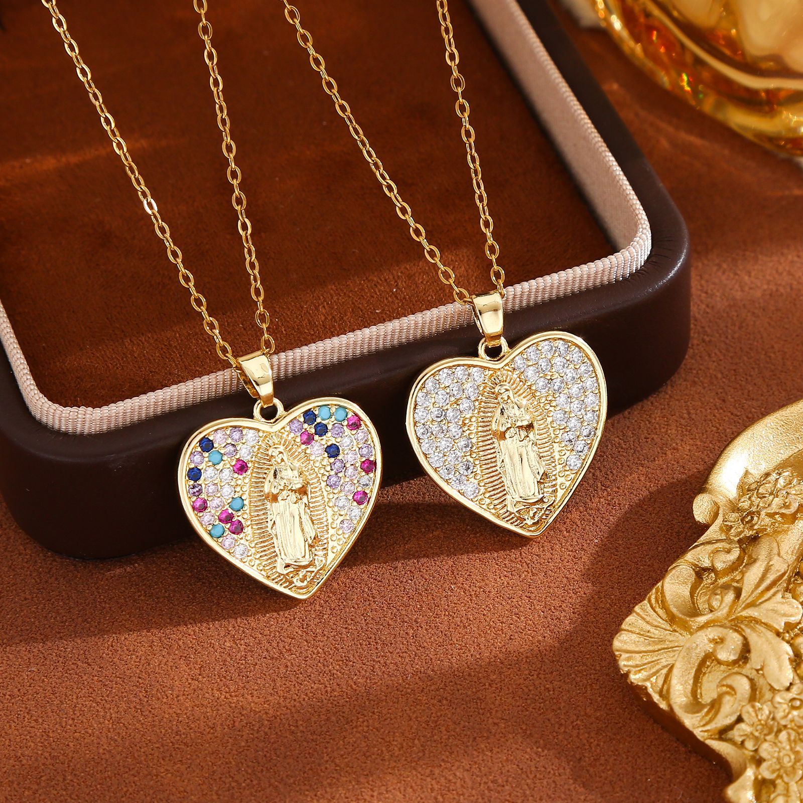 Amazon's best-selling colored zircon Virgin Mary pendant necklace, a fashionable and versatile geometric round collarbone chain for women details Picture