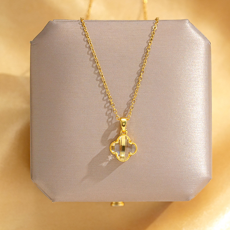 This genuine gold electroplated pink crystal four-leaf clover titanium steel necklace exudes a fashionable, simple and light luxury feel for women. It is a versatile collarbone chain accessory Specification drawing