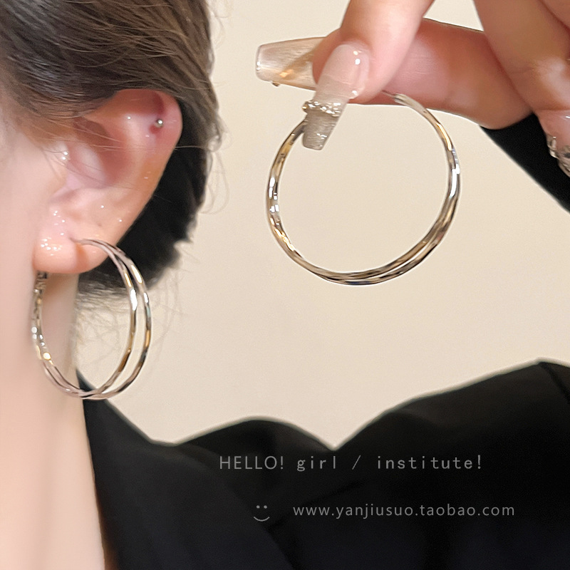 S925 Silver Needle Bestseller Exaggerated circle earrings, women's light luxury and high-end style, versatile and simple earrings wholesale Application Scenario