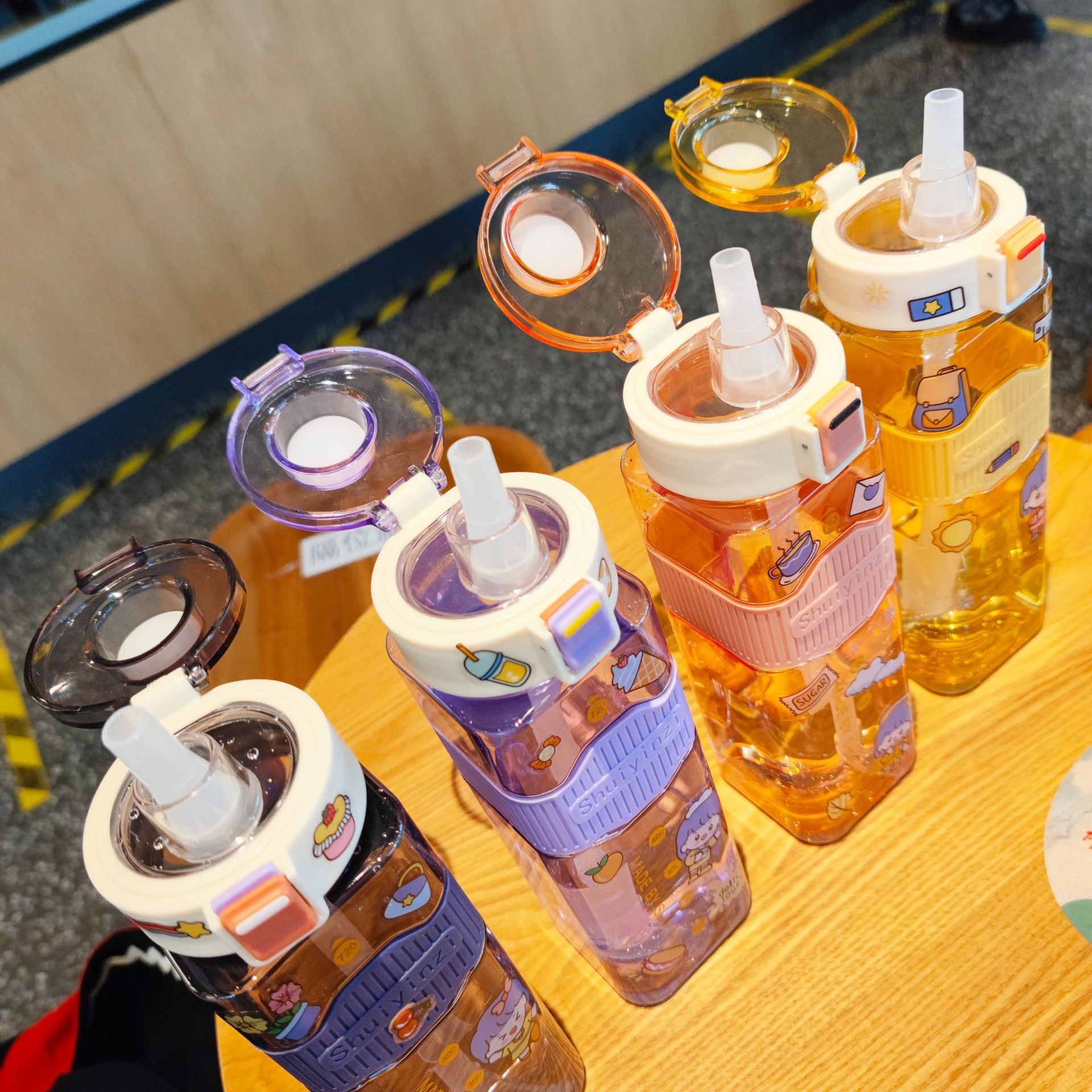 Wholesale popular square water bottles, straws, plastic water cups, portable handles, outdoor sports and fitness water bottles with high appearance standards full figure