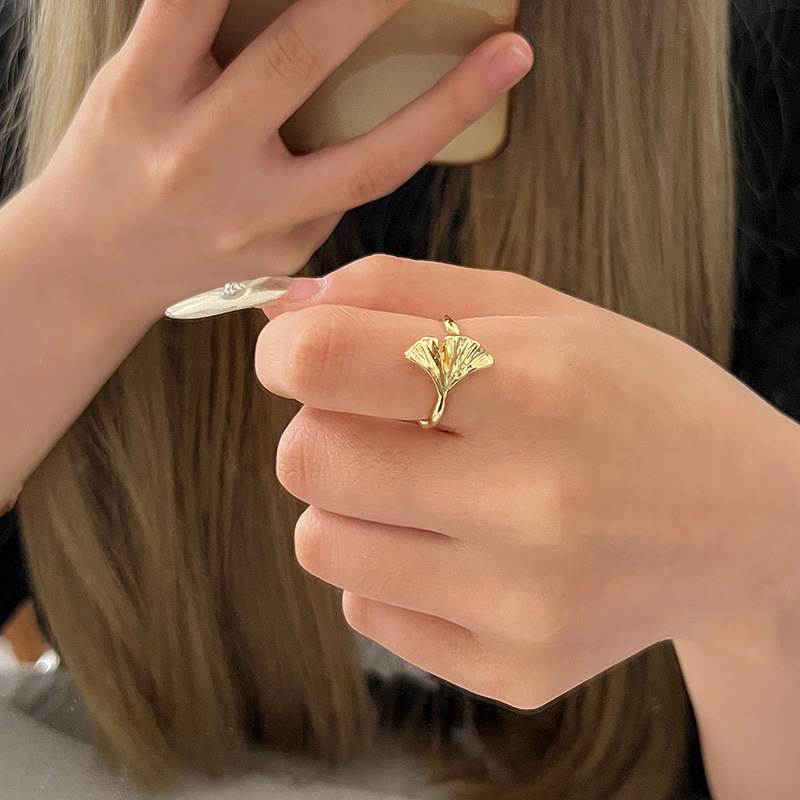 The 2024 new irregular high-end ring is a niche design for women, simple and versatile, with sweet lines and a loose-fitting ring Specification drawing