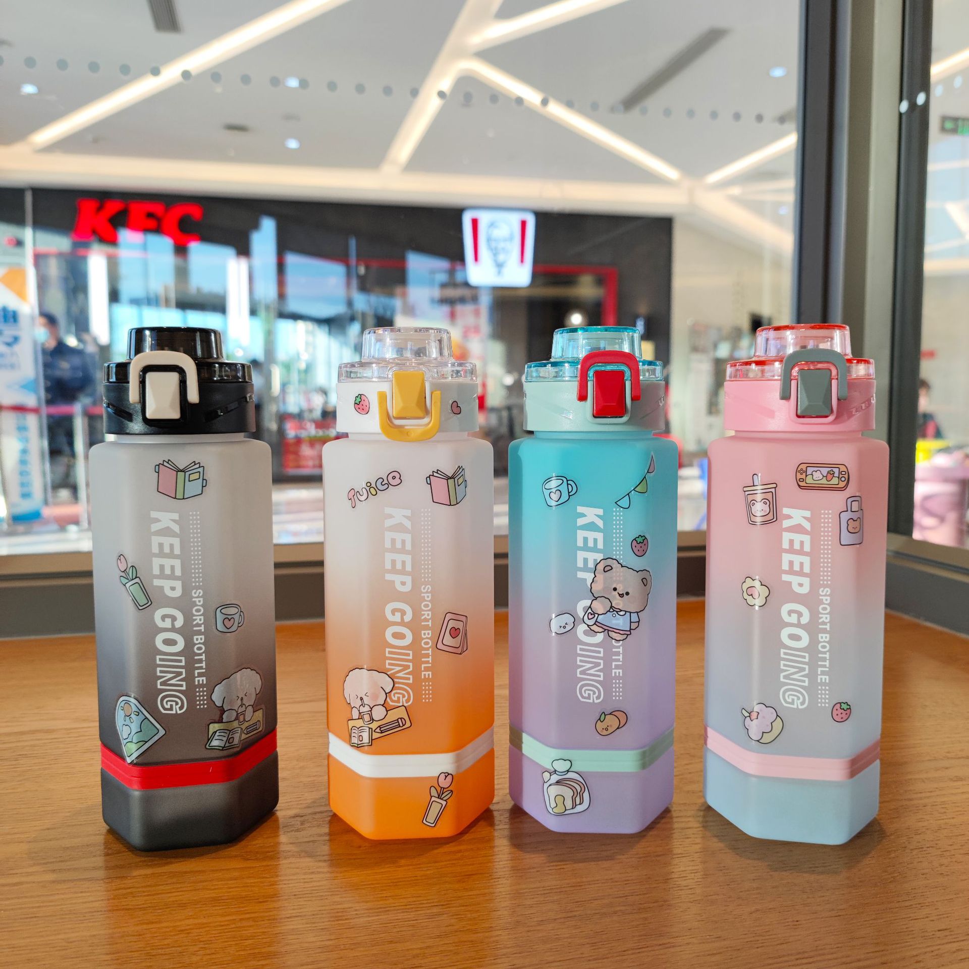 Two-color gradient hexagonal plastic cup with lock buckle, portable tea stringer, direct drinking cup 700ml, with stickers included full figure