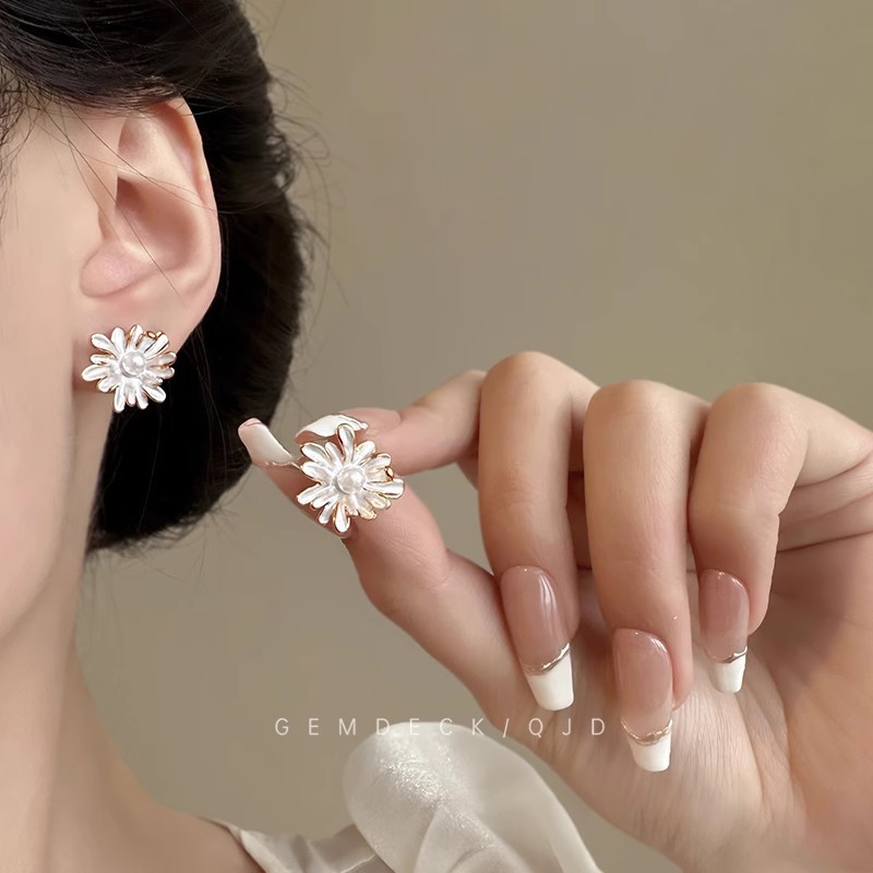 White glazed Daisy pearl stud earrings for women 2025 New bestseller earrings, unique and niche flower earrings with a sense of luxury details Picture