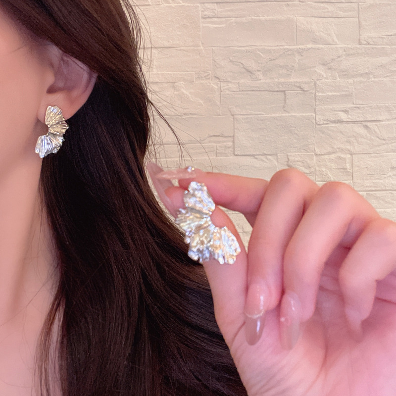 Exaggerated retro leaf earrings from Europe and America are versatile for women. They feature a cold and elegant style with a light luxury and high-end feel, as well as commuting stud earrings Application Scenario