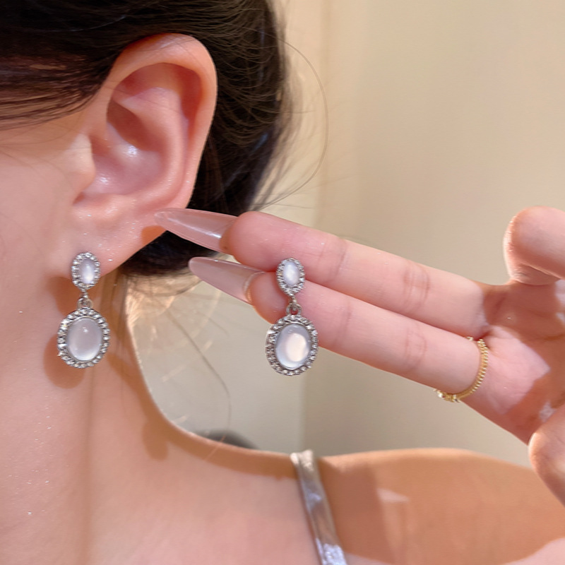 Korean-style sweet cat's eye oval earrings, a light luxury, niche and high-end look for women, diamond-encrusted stud earrings, a stylish and trendy earpiece details Picture