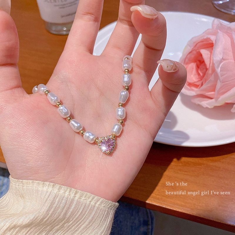 Sweet pink heart-shaped zircon pearl necklace, a French high-end retro collarbone chain for women, a popular neckchain accessory full figure