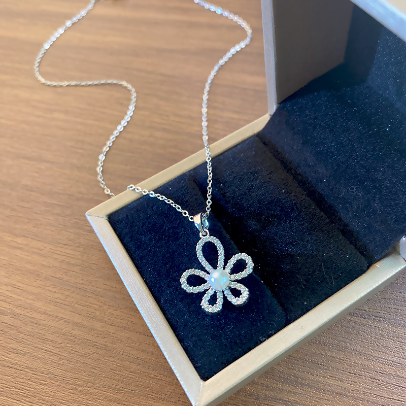 High-end silver pearl sunflower necklace, a unique and light luxury design for women. Collarbone chain full of diamonds, elegant titanium steel jewelry full figure
