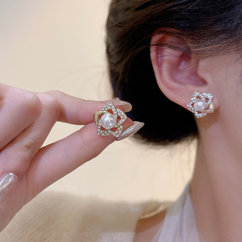 High-end diamond-encrusted hollowed-out flower pearl earrings, fashionable and sweet for women, versatile stud earrings, wholesale of internet-famous earrings details Picture